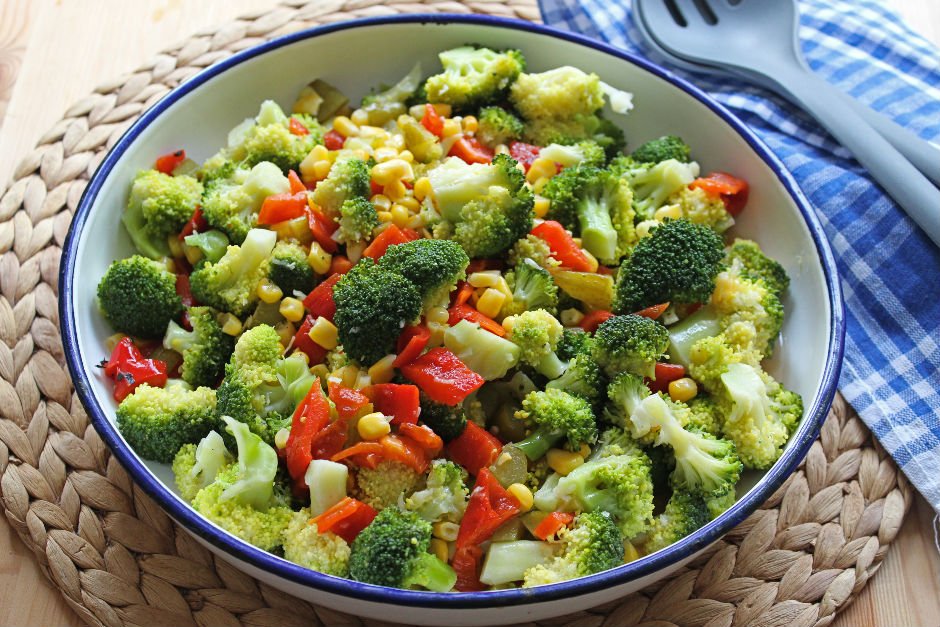 Brokoli Salatasının Yanına Hangi Yemek Yapılır